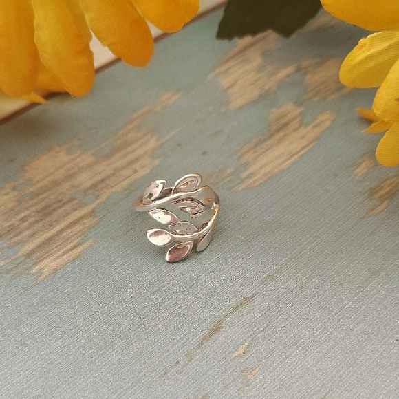 Chic Silver Leaf Design Ring - Picture 1 of 3